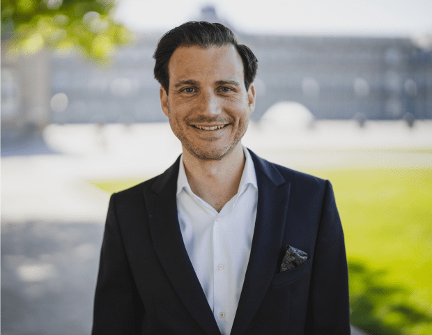 Felix Fuchslocher ist Geschäftsführer der Online Marketing Agentur ONETASTE in Stuttgart. Das Bild zeigt ihn im Herzen Stuttgarts.