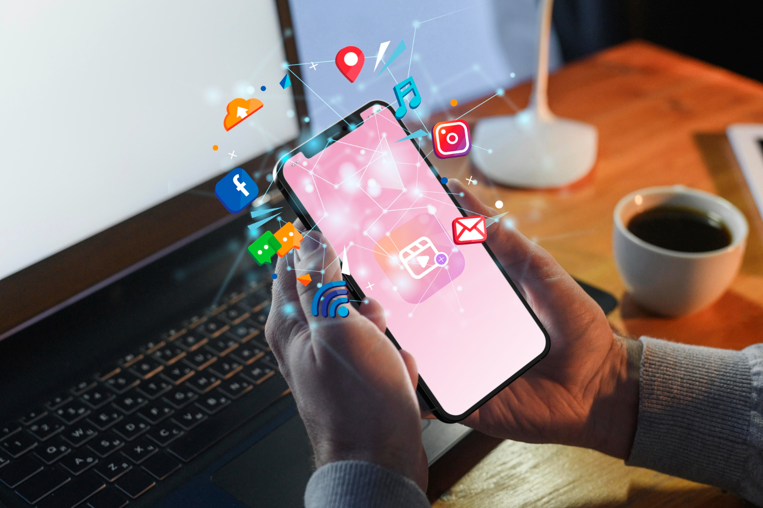 Hände halten Smartphone mit schwebenden Social-Media-Icons und Netzwerkgrafiken